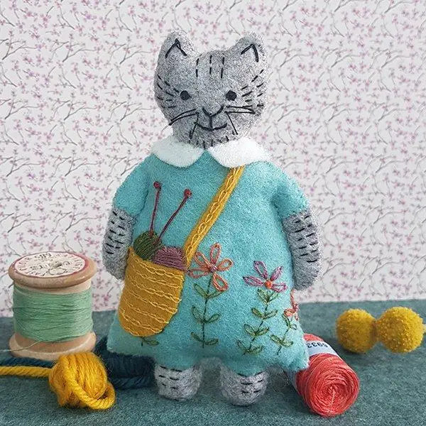 Mrs. Cat Loves Knitting - Felt Craft Mini Kit