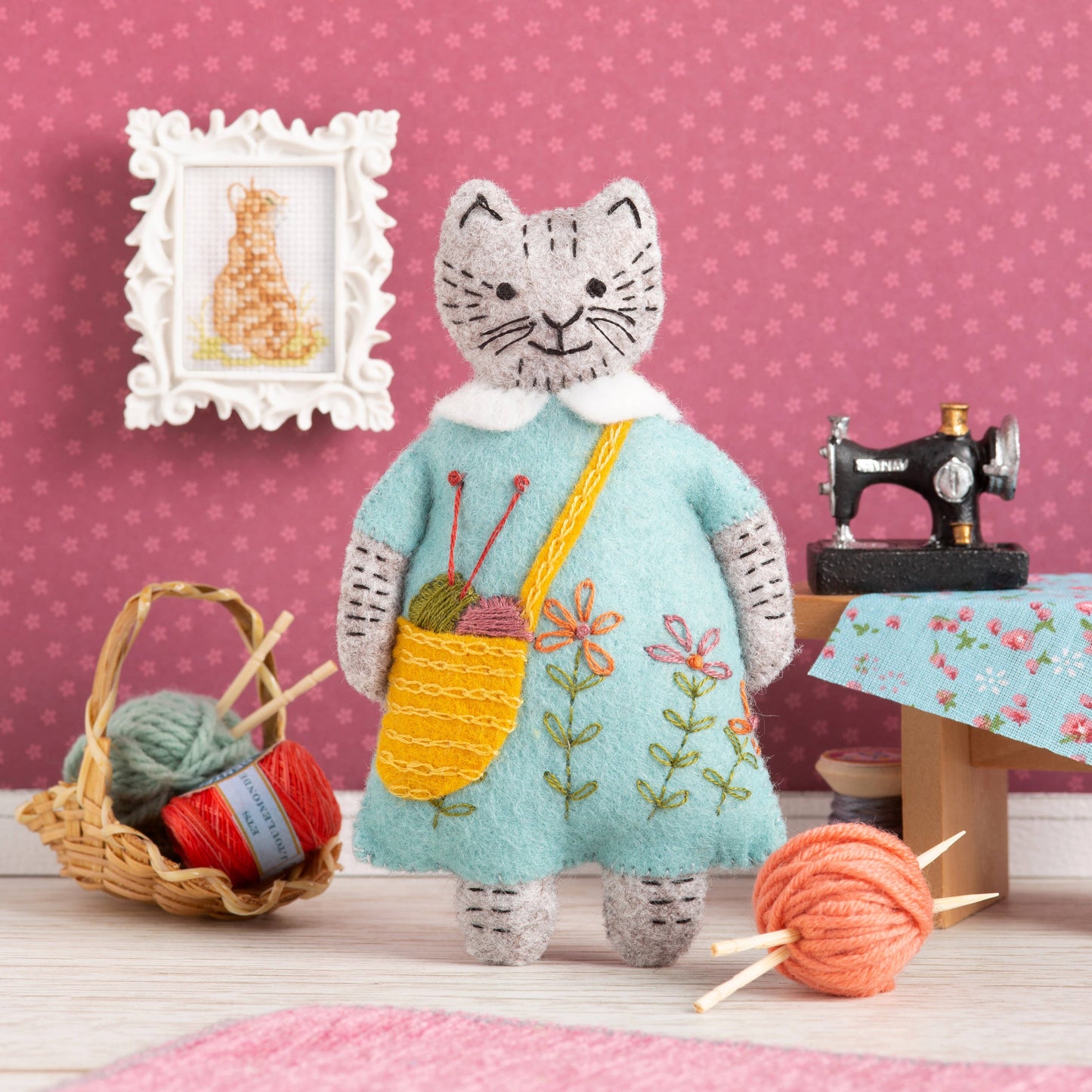 Mrs. Cat Loves Knitting - Felt Craft Mini Kit
